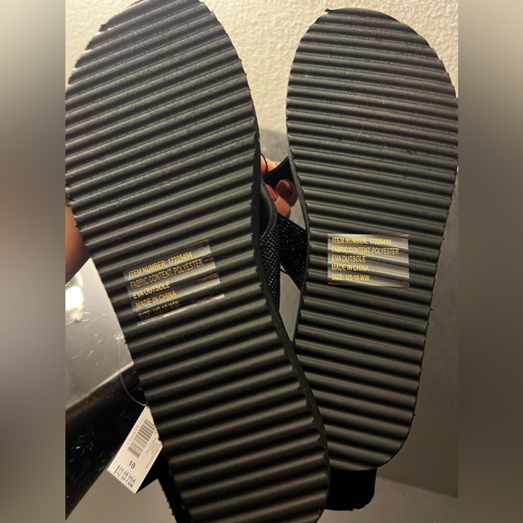 NWT Torrid Flip Flops Size 10W - Picture 3 of 4